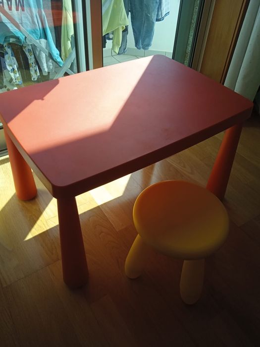 Mesa e banco de brincar