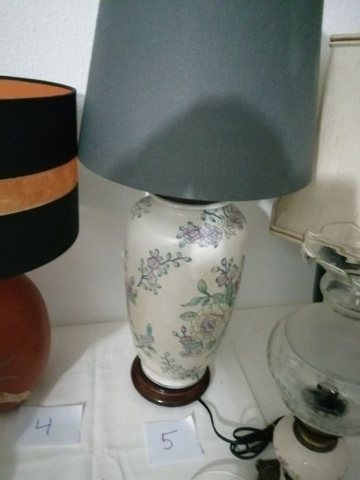 Candeeiros antigos em loiça, metal e outros