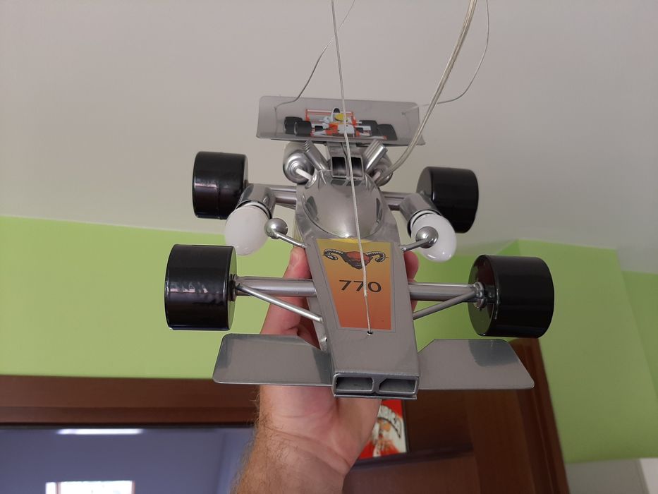 Lampa/Żyrandol w kształcie  wyścigówki do pokoju dziecka