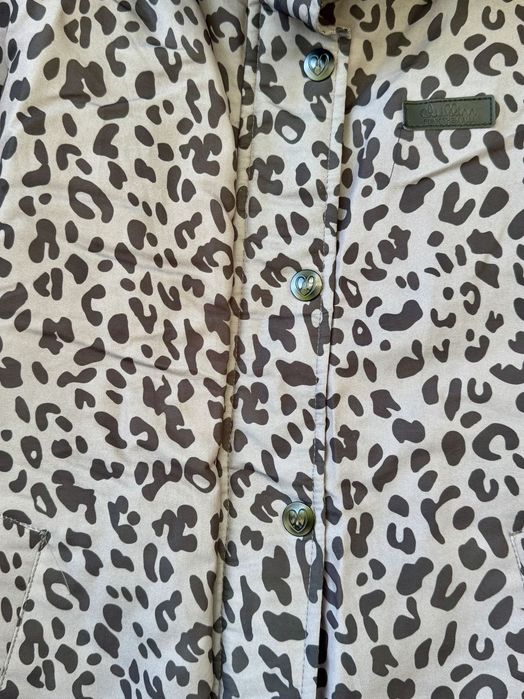 Casaco Estiloso com Estampa de Leopardo e Capuz com Pêlo Sintético