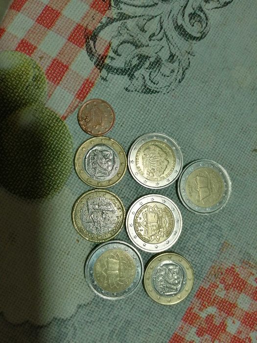 Moedas de colecção, defeitos de cunhagem e algumas com pormenores.