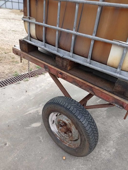 Atrelado com depósito de 1000 litros