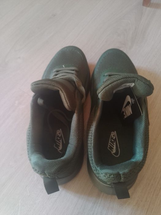 Продам кроссовки