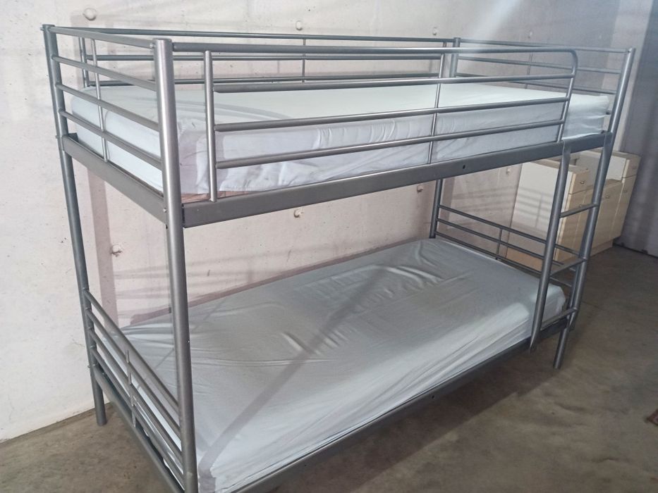 Beliche cama solteiro estrutura metálica resistente, com colchões em e