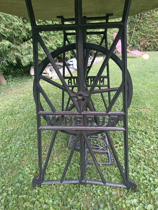 Stół ogrodowy kamienny