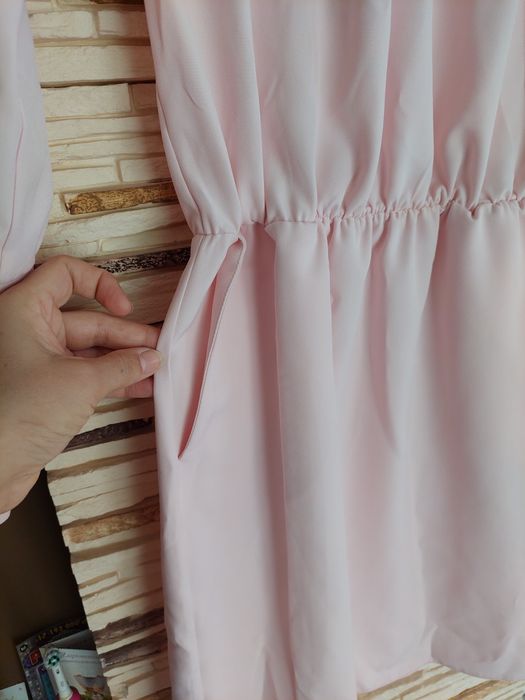 Pudrowa sukienka