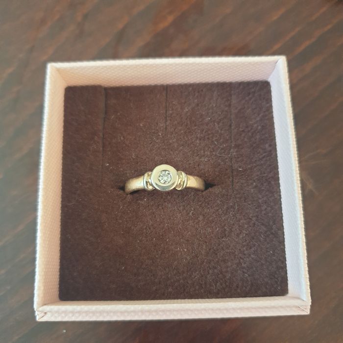 Pierścionek z brylantem