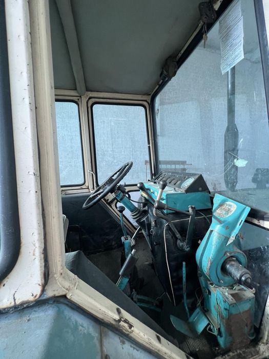 Трактор-ескаватор