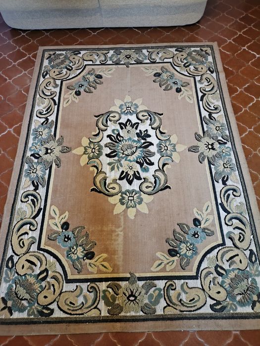 Carpete em Tons de Bege e Castanho