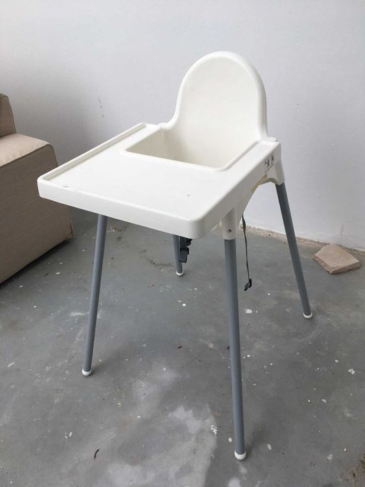 Lote de cadeiras e berço para criança