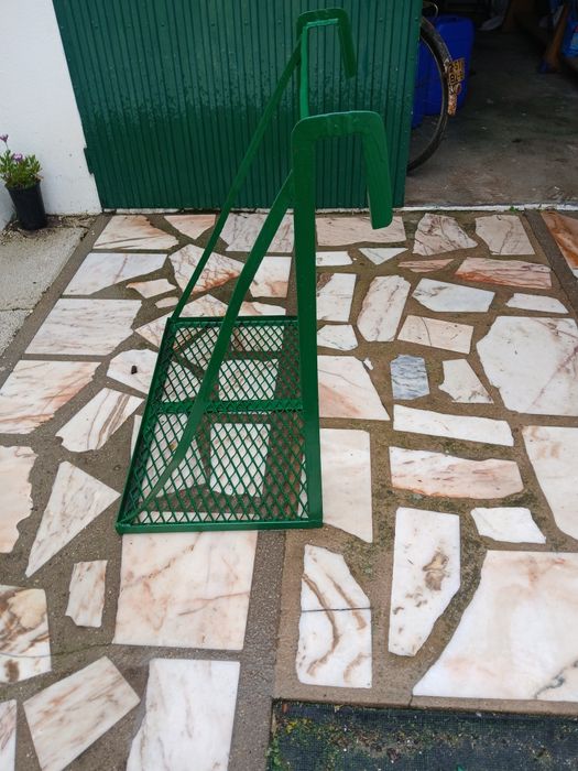 Apoio para carrinha(trator)etc. Da para por cestos caixas(uvas,batatas