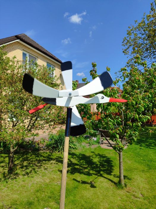 Вітрячок лелека дерев'яний флюгер.