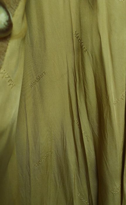 Оригинальное женское пальто Max Mara в классическом стиле.