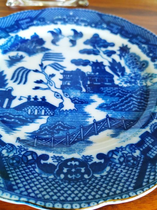 Prato em tons de azul com rebordo dourado