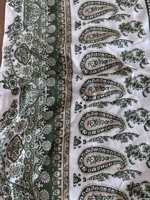 Pantalonas com padrao em tons de verde