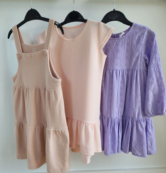 [131] Zestaw 3 sukienek w rozmiarze. 98.