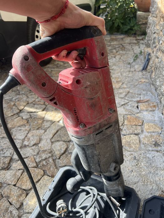 Martelo Demolidor Milwaukee Kango 900 K – Profissional
