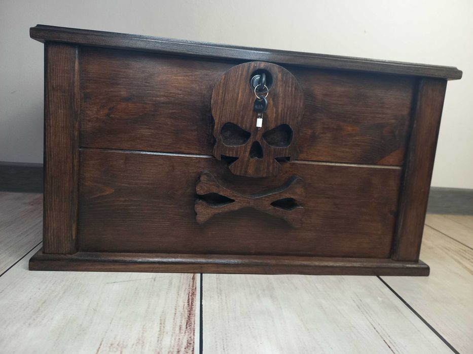 Drewniana skrzynia Piracka z trupią czaszką -  zamykana na kluczyk !!!