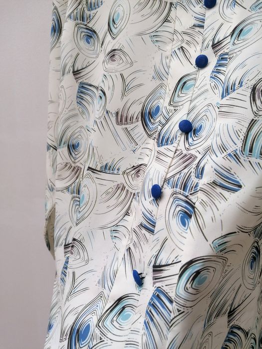 Blusa Creme com Padrão e Pormenores Azuis