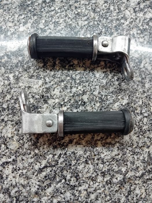 Pousa-pés traseiros para motorizada EFS.