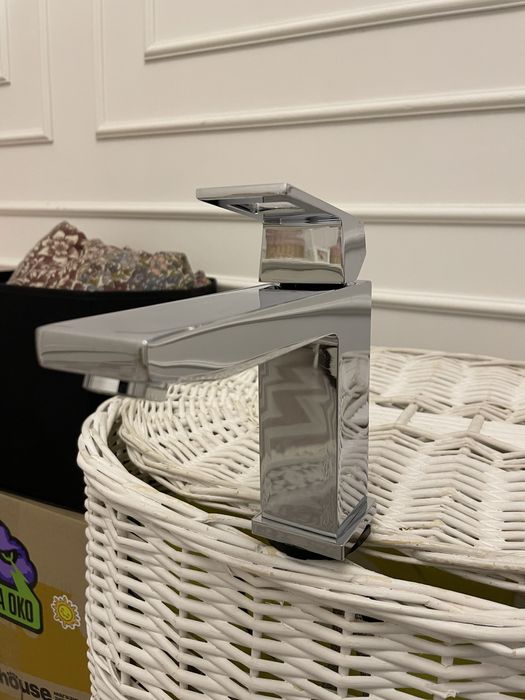 Змішувач для умивальника