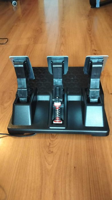 Pedais Thrustmaster