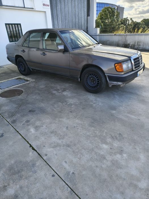 Mercedes-Benz 220D muito bom estado