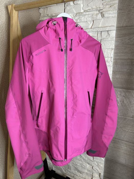 Жіноча оригінальна куртка вітровка Norrona Falketind Gore-Tex M