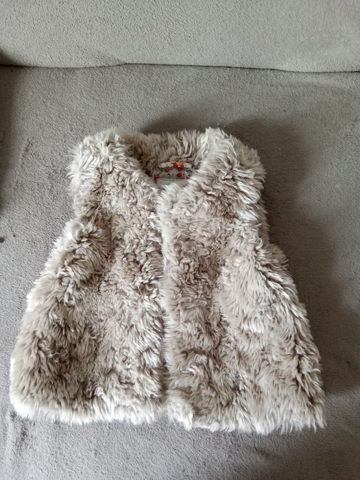 Kamizelka dla dziewczynki. M&S. Pluszowa. kremowa. 2/3 latka. 98 cm. W