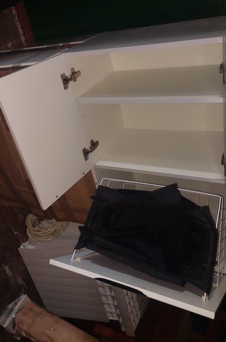 Шкафчик в ванную комнату с сеткой для белья