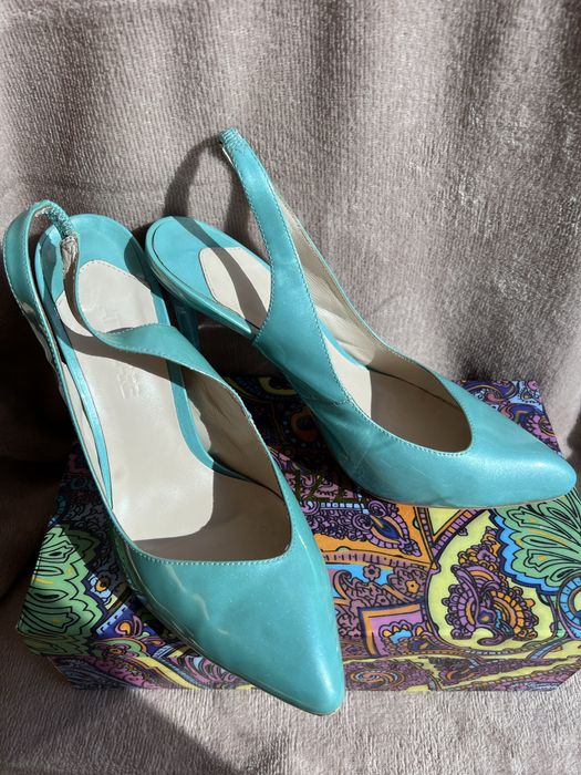 Розкішна, вишукана весільна сукня , колір " Айворі"