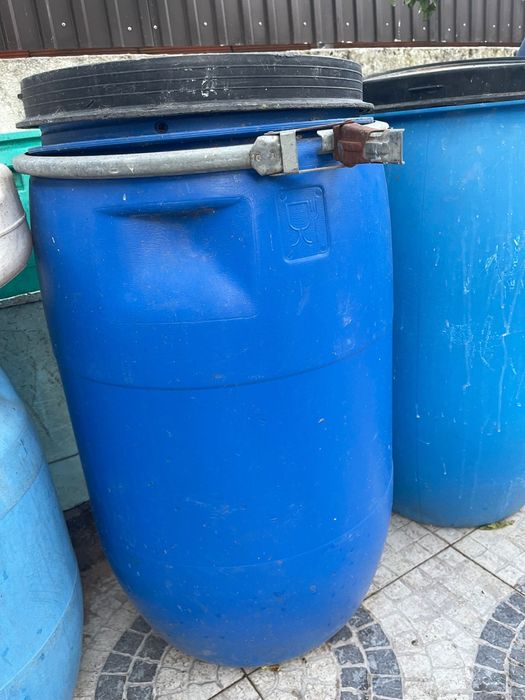 Varios bidons de varios tamanhos