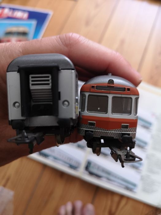 Duas carruagens da marca Lima dos CF Alemães