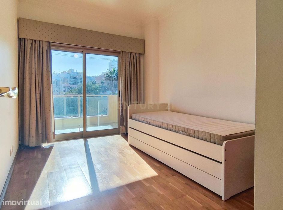 Amplo apartamento de 3 quartos com varandas panorâmicas em Almada, em