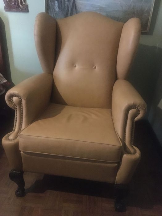 Poltrona antiga em couro restaurada