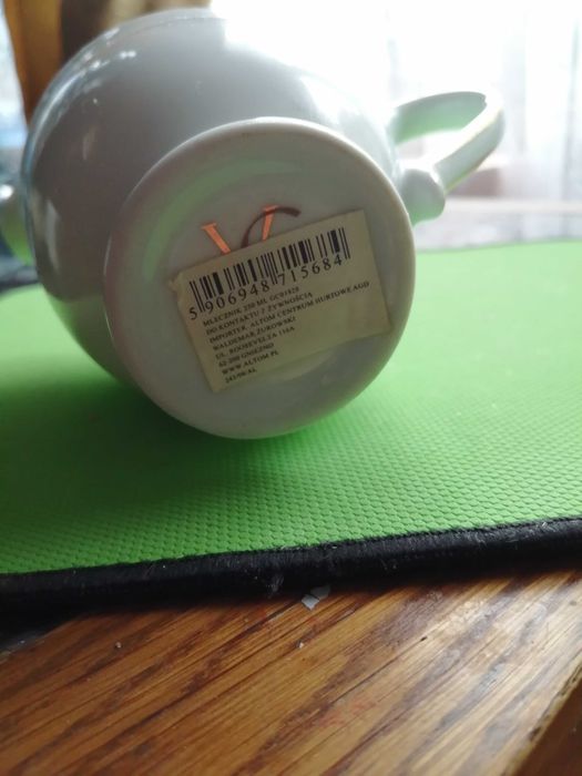 Sosjerka porcelanowa do sosu lub mleka