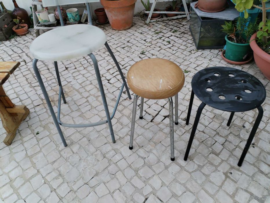 Bancos em madeira , mochos e outros