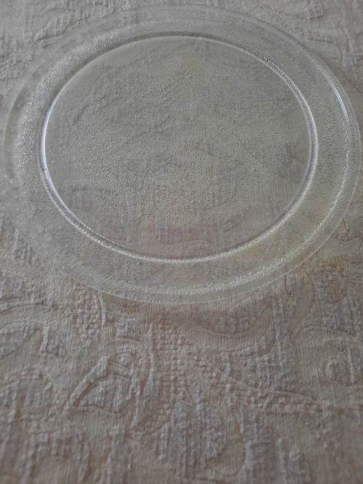 Vendo  três pratos  para microondas