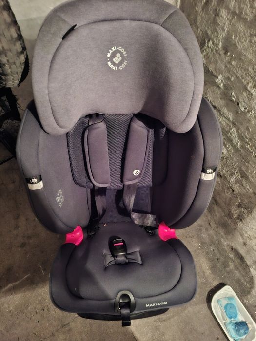 Fotelik samochodowy maxi-cosi z przedziałem wagowy do 9-36 kg  z izofiksem stan idealny bezwypadkowy dwa razy użyty