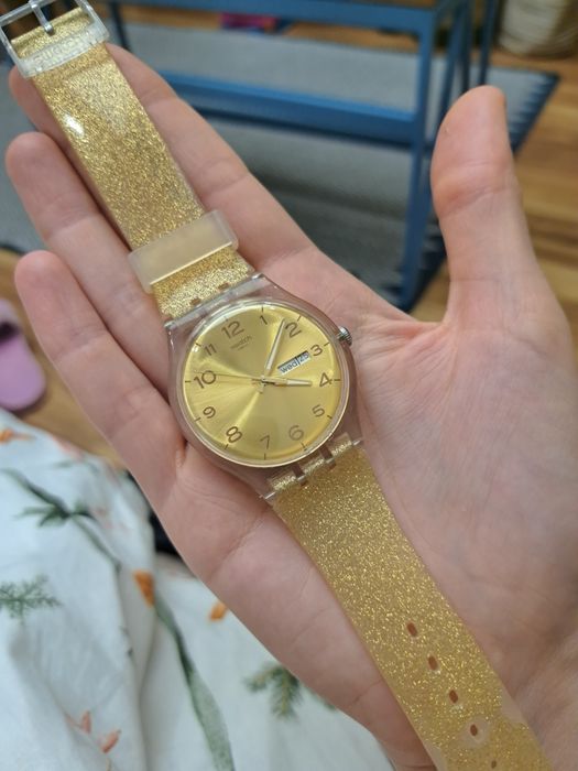 Złoty brokatowy zegarek swatch new gent