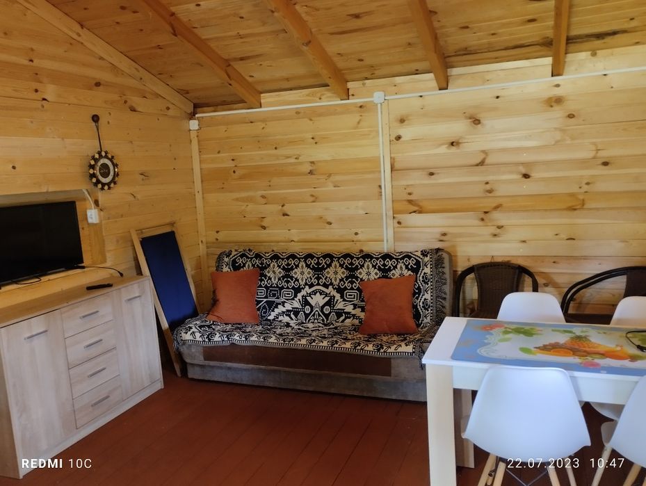 Domek nad zalewem na ogrodzonej działce.