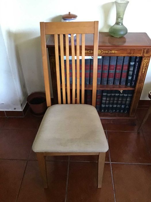 cadeira de madeira estofada beje