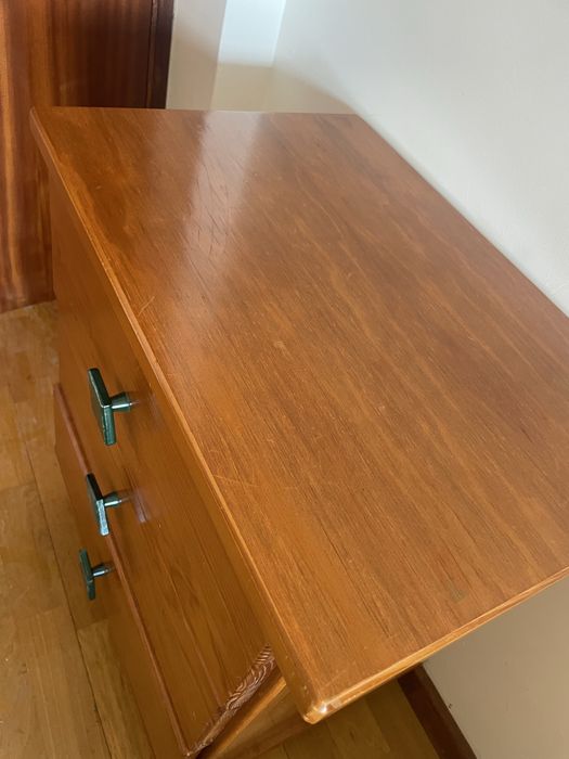 Mesa de cabeceira em madeira com 3 gavetas