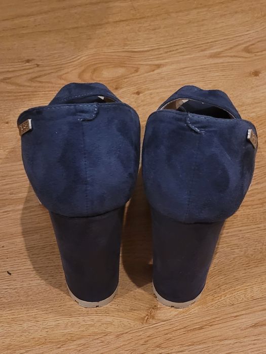 Buty damskie na słupku