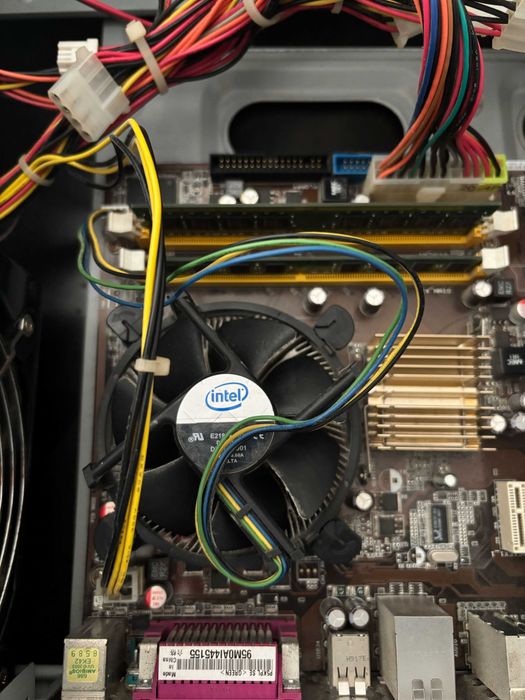 Torre + placa gráfica + motherboard + RAM + Processador + Fonte Alimen