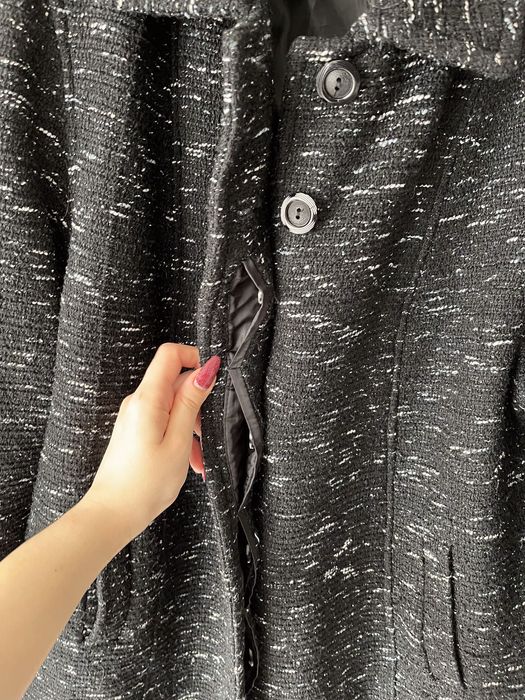 Czarny płaszcz z białymi elementami Haga plus size