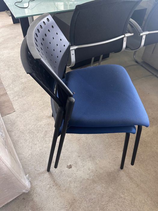 Cadeiras azuis e pretas para escritório.