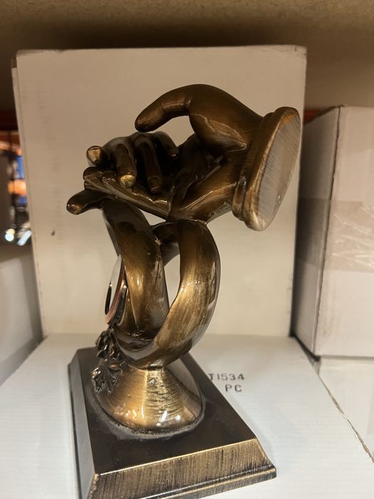 Figura Dłonie z zegarem