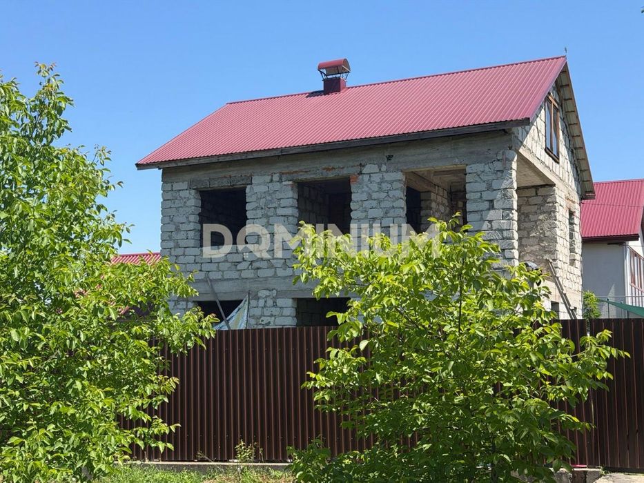 Просторий будинок у Хусті з якісним будівництвом та зручною локацією