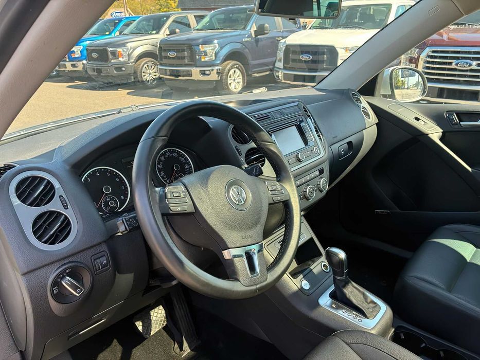 Volkswagen Tiguan Sport      2015
